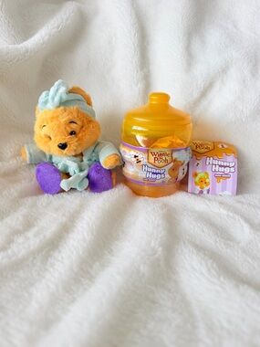 Disney Winnie the Pooh Honey Hugs - Blind  Box Plush - Bath Winnie - Robe